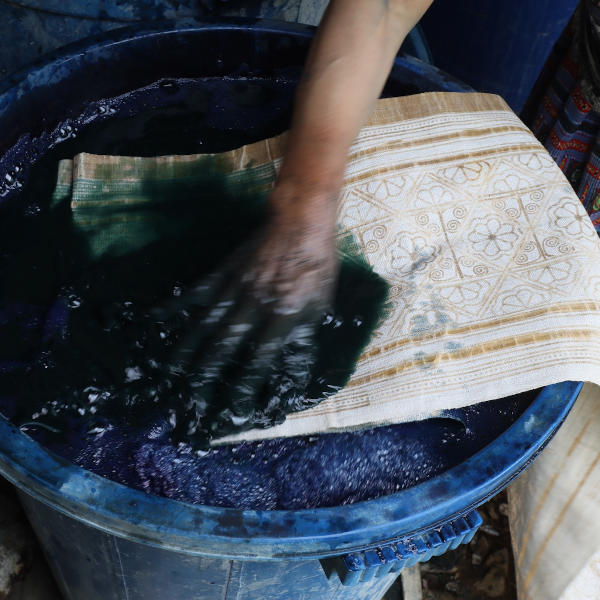 the dye process of the wax treated fabric