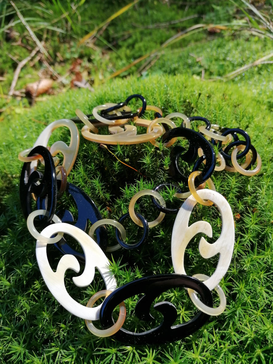 Schöne Halskette aus natürlichem Horn - das wundervollste Weihnachtsgeschenk