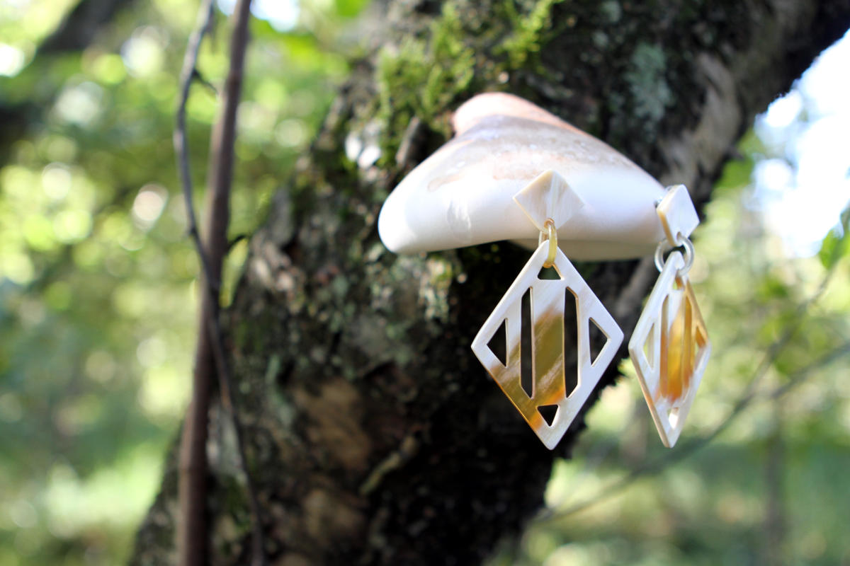 In Salzburg tragen sogar die Baumschwämme Ohrringe aus Naturhorn!