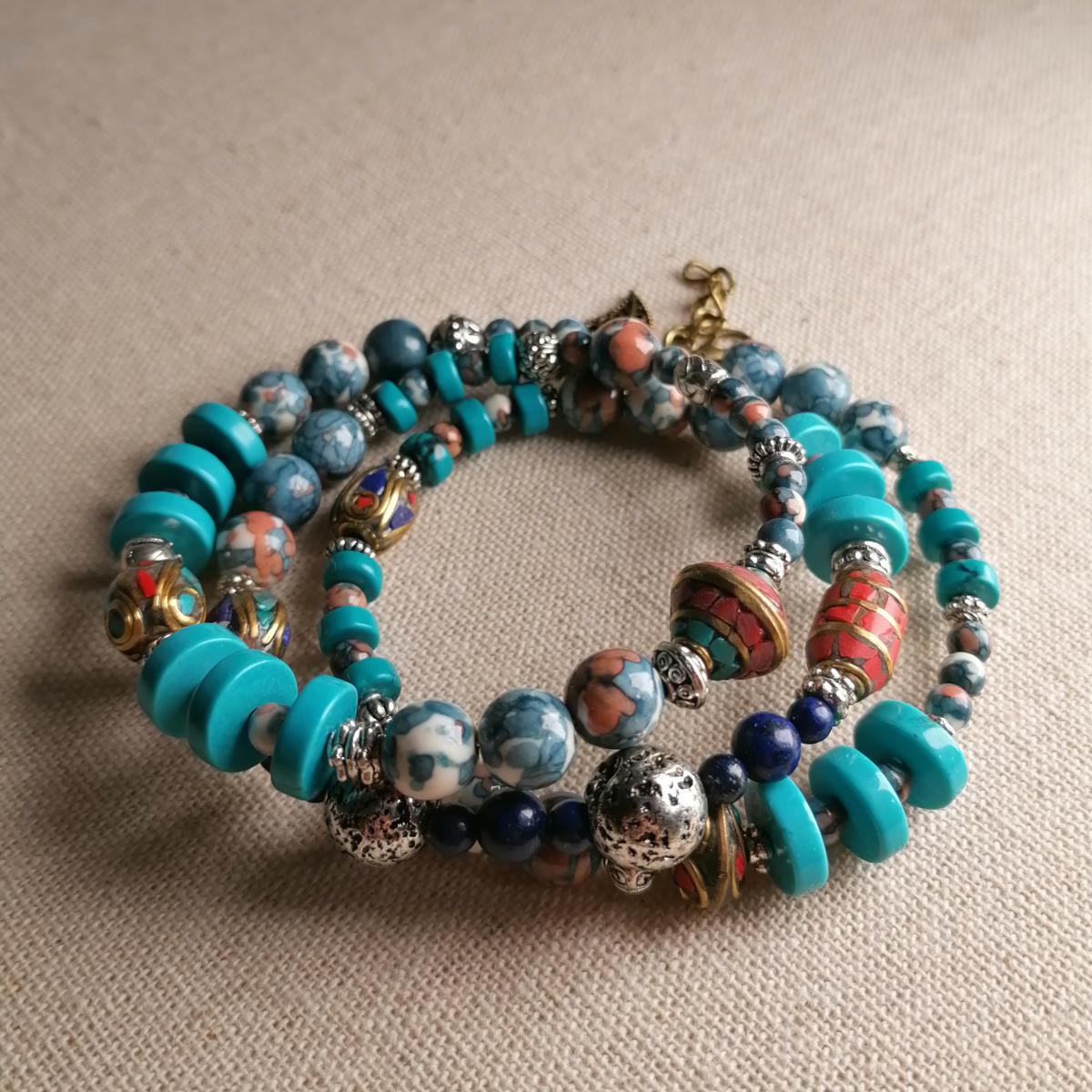 Spiralarmband aus diversen Perlen mit tibetanischen Kunstperlen als Basis - handgemacht in Österreich