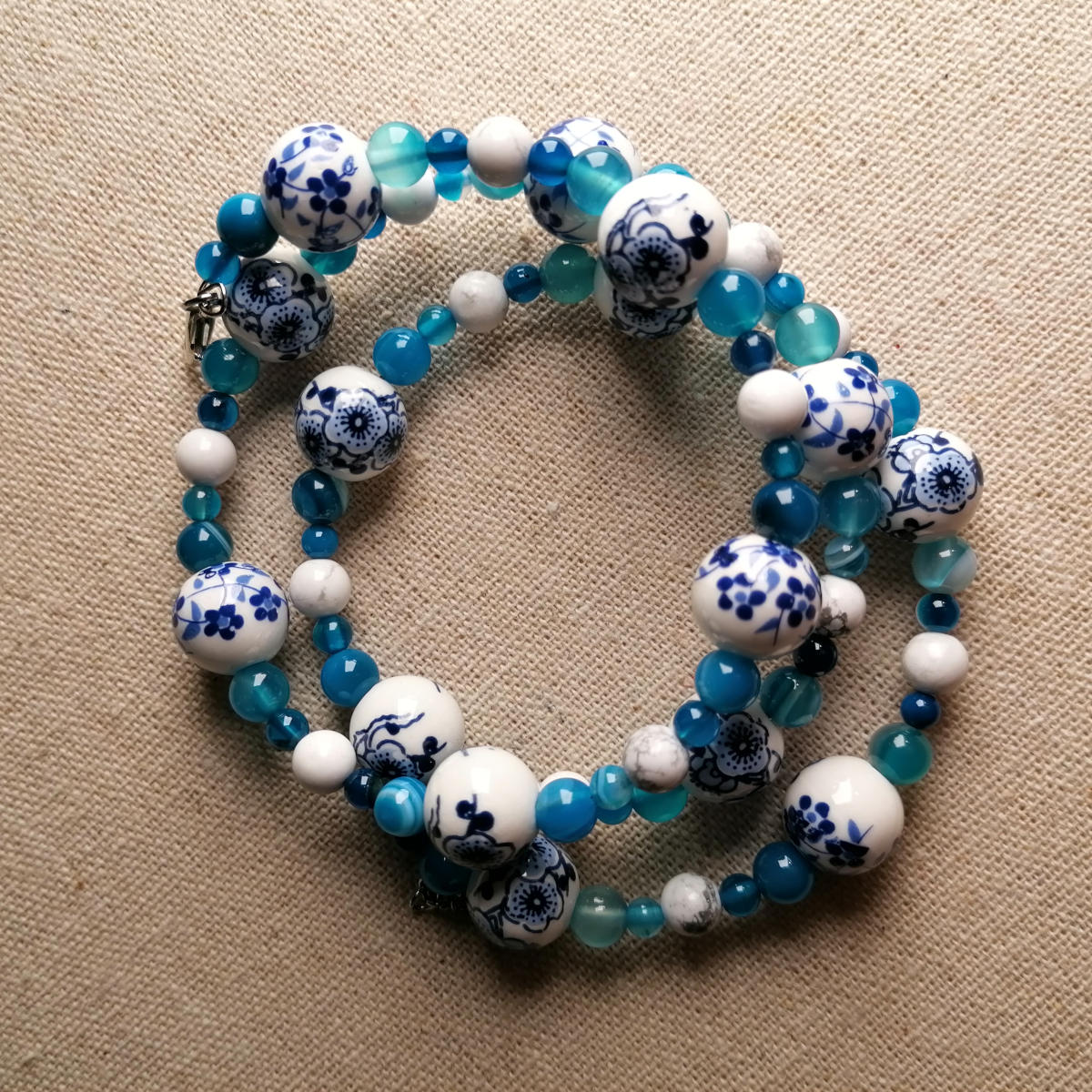 Blaues Armband aus Howlith, Porzellan mit Blumendesign und Glasperlen
