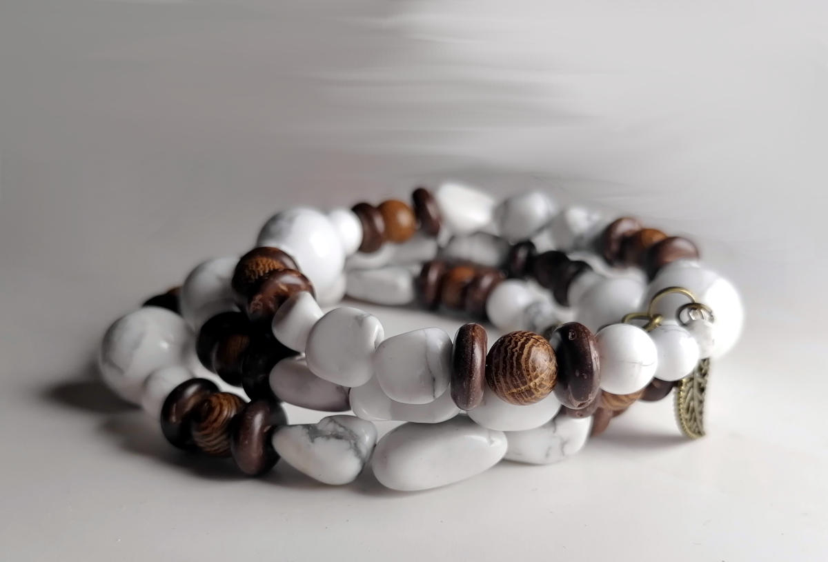 Combination of brown and white in jewellery
