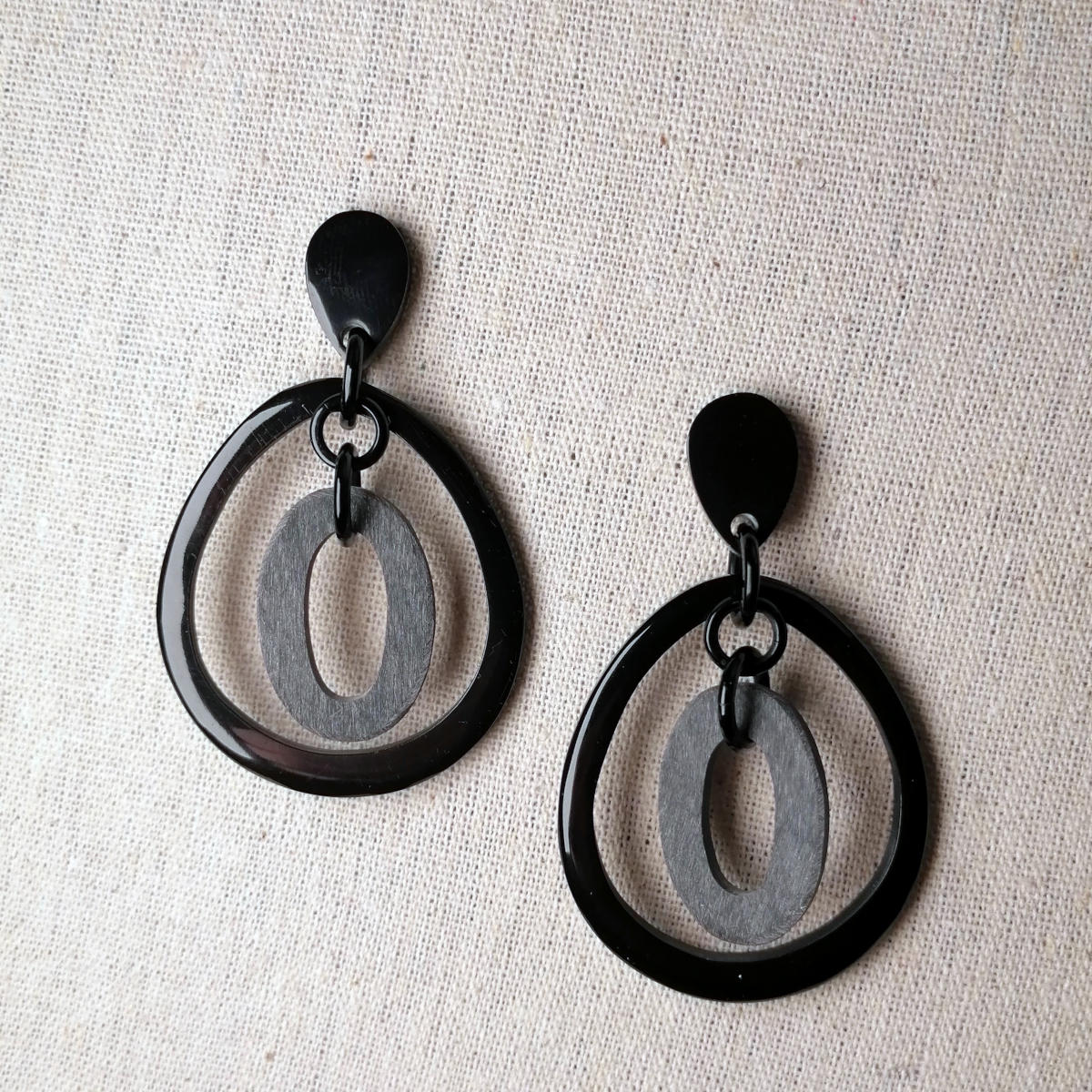 Schwarze Ohrringe aus Büffelhorn