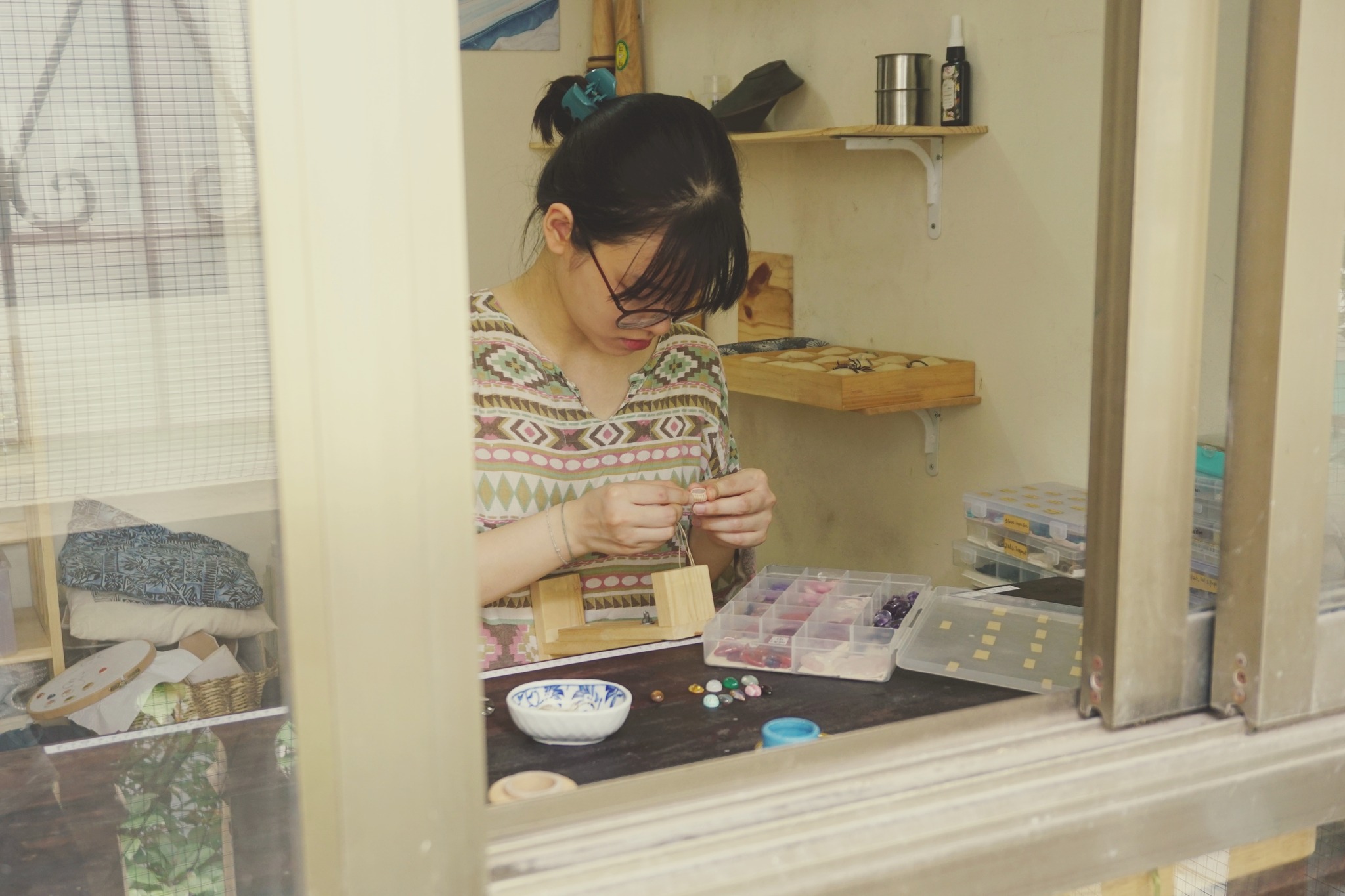 Yen bei der Herstellung hübscher Schmuckstücke