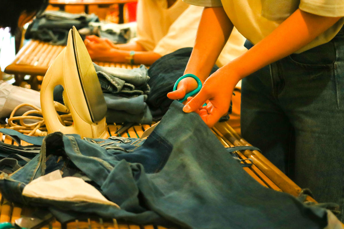 Environmentally sustainable bags made of old jeans - that is how it is done.