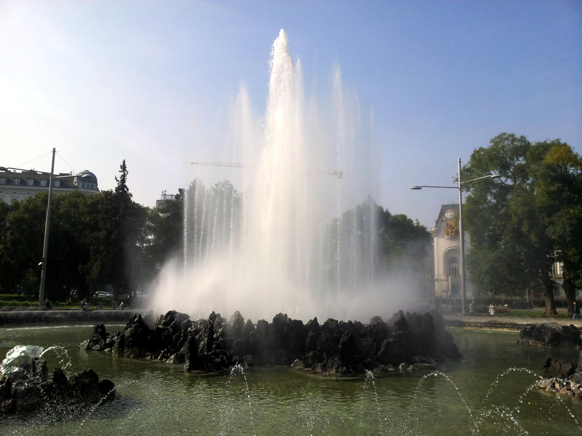 Springbrunnen am Karlsplatz