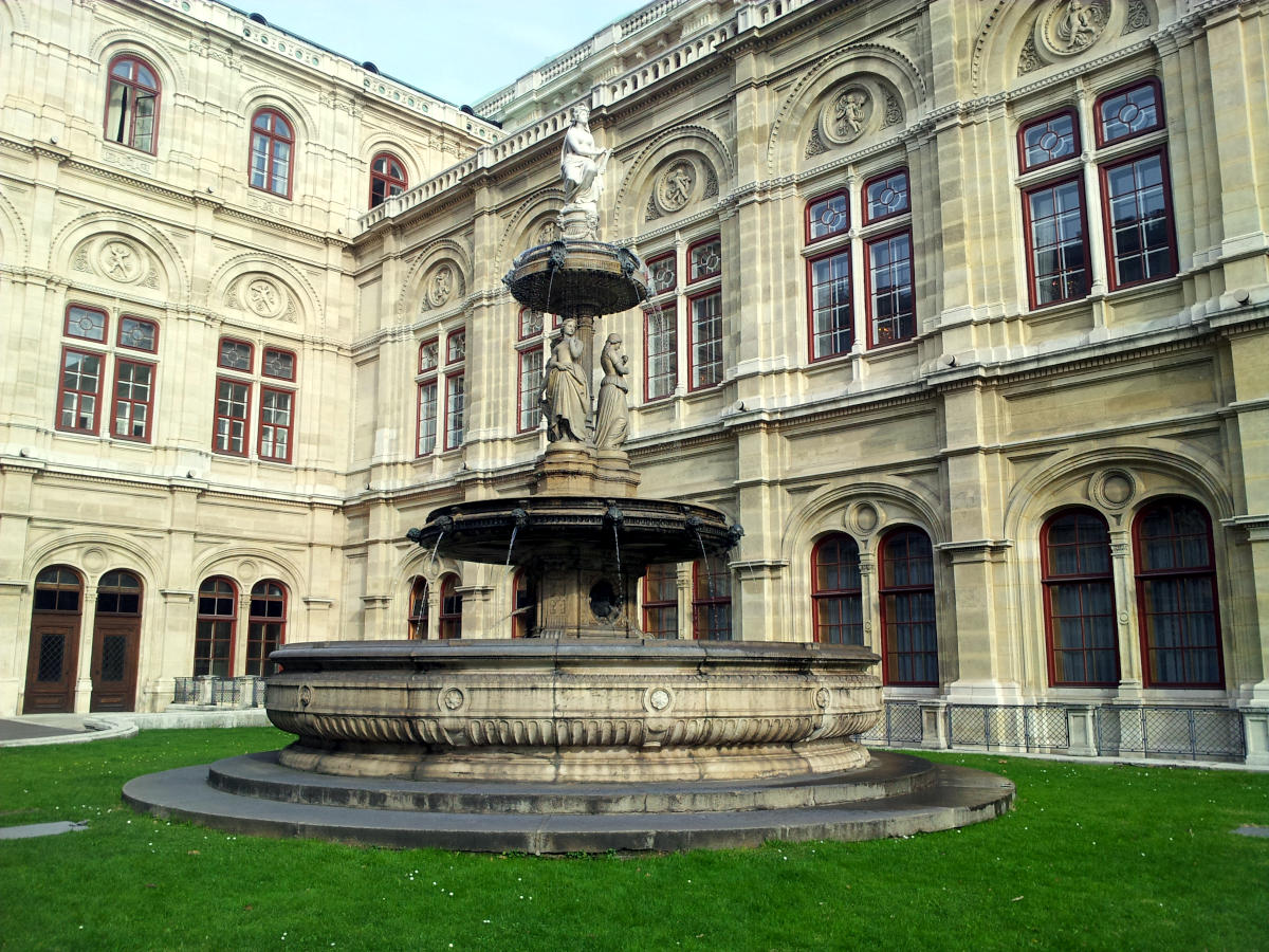 Brunnen vor der Wiener Staatsoper